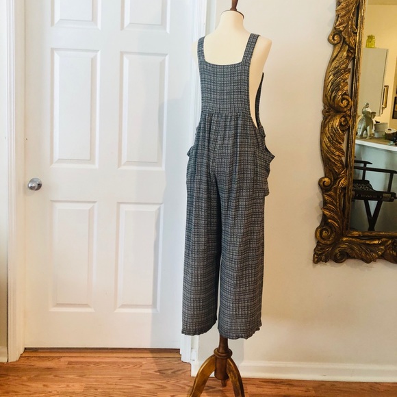 💥VINTAGE ROMPER W/ GOLD BUTTONS 💥 - Picture 6 of 7